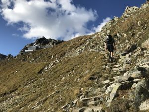 Wandern in der Steppe mit Outdoor-Rucksack