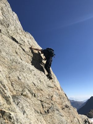 Wanderrucksack im Einsatz beim Klettern von Felsen