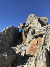 Wanderrucksack im Einsatz beim Klettern von Felsen