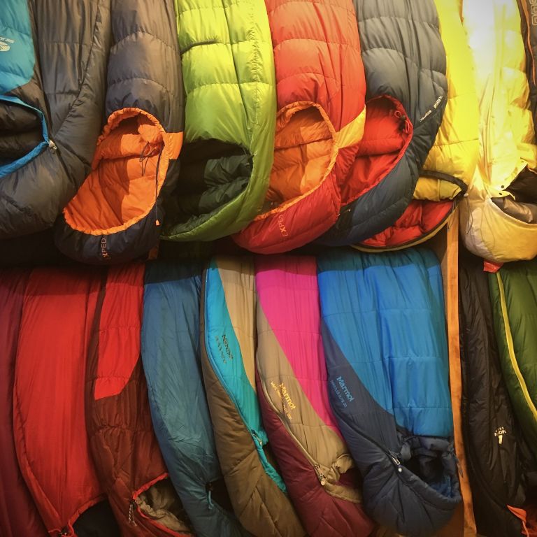 Breite Auswahl an bunten Schlafsäcken im 7Sachen Fachgeschäft in Freiburg